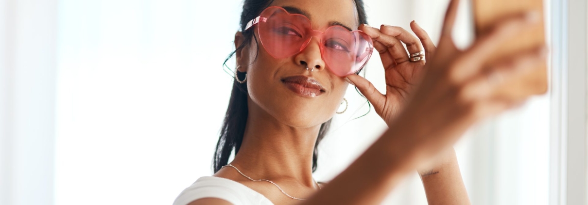 Jeune fille essayant ses nouvelles lunettes