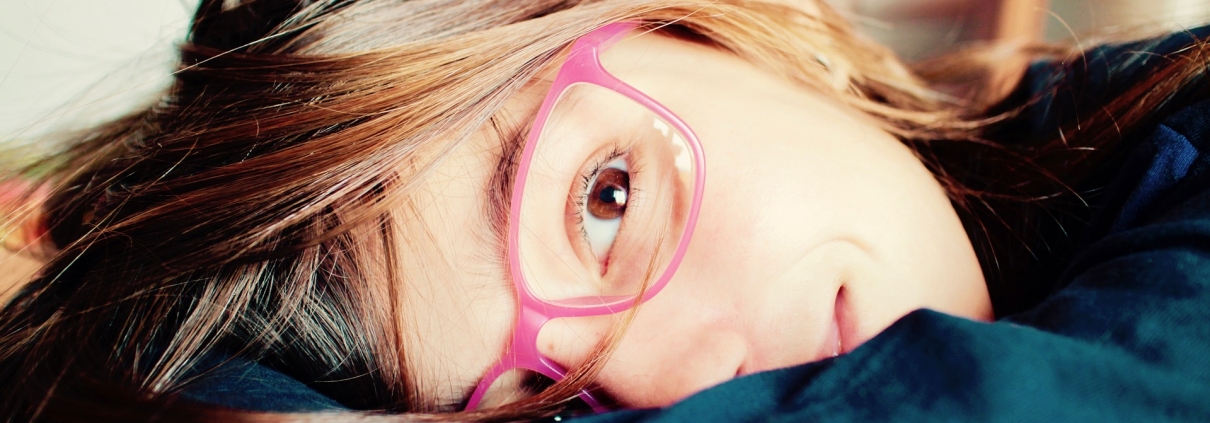 Enfant avec lunettes de vue